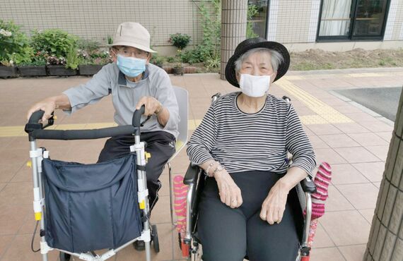 杖やシルバーカーで歩いている高齢者の通院などの行き帰りにお勧めのタクシー　介護タクシーの和樂タクシー